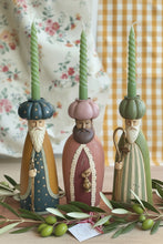 Cargar imagen en el visor de la galería, Candelabro RRMM Ivy con velas mint rizadas